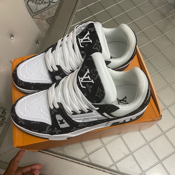 Louis Vuitton trainers - Picture 9 of 9